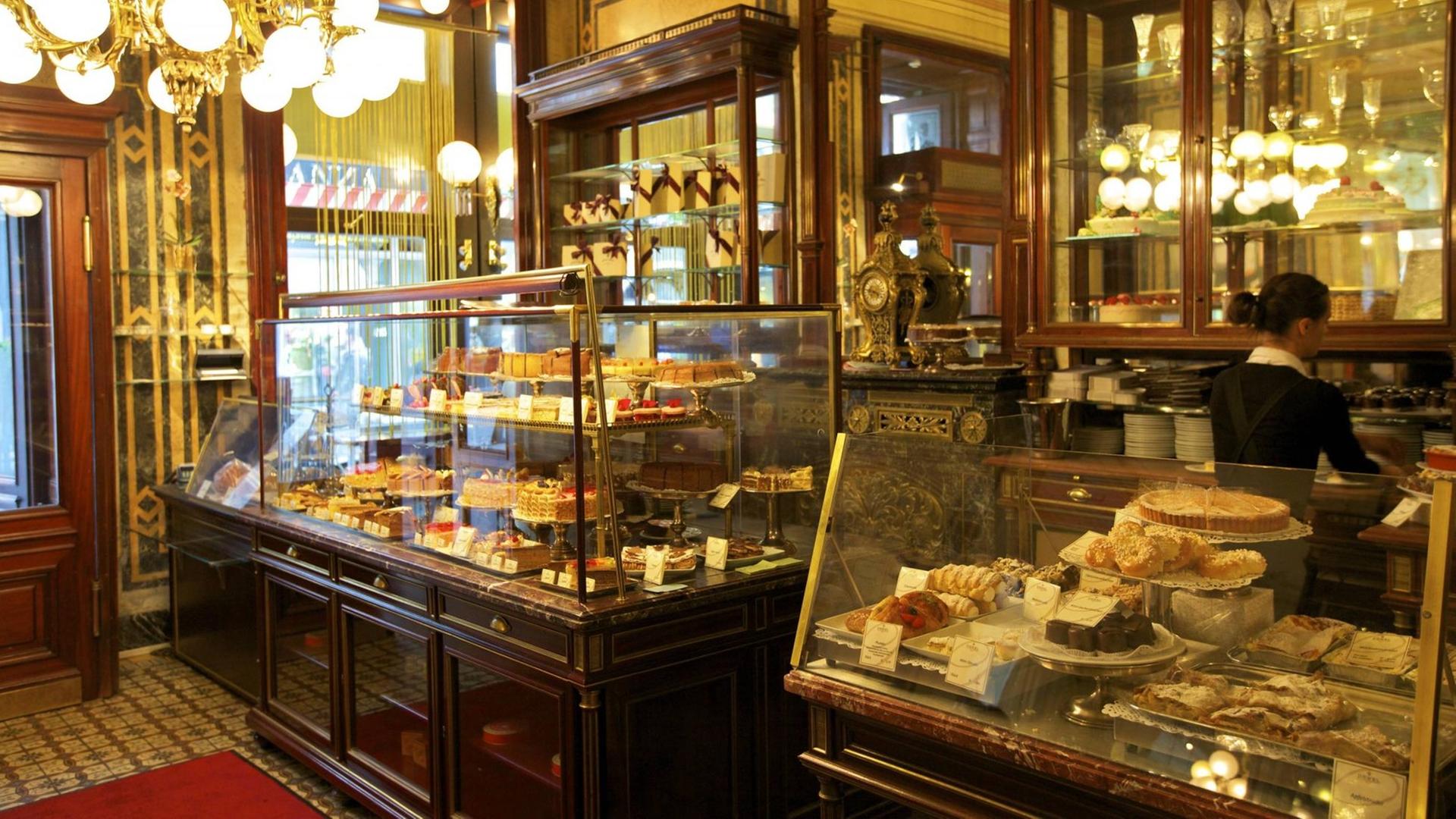 Die Auslage der Hofzuckerbäckerei Demel in Wien