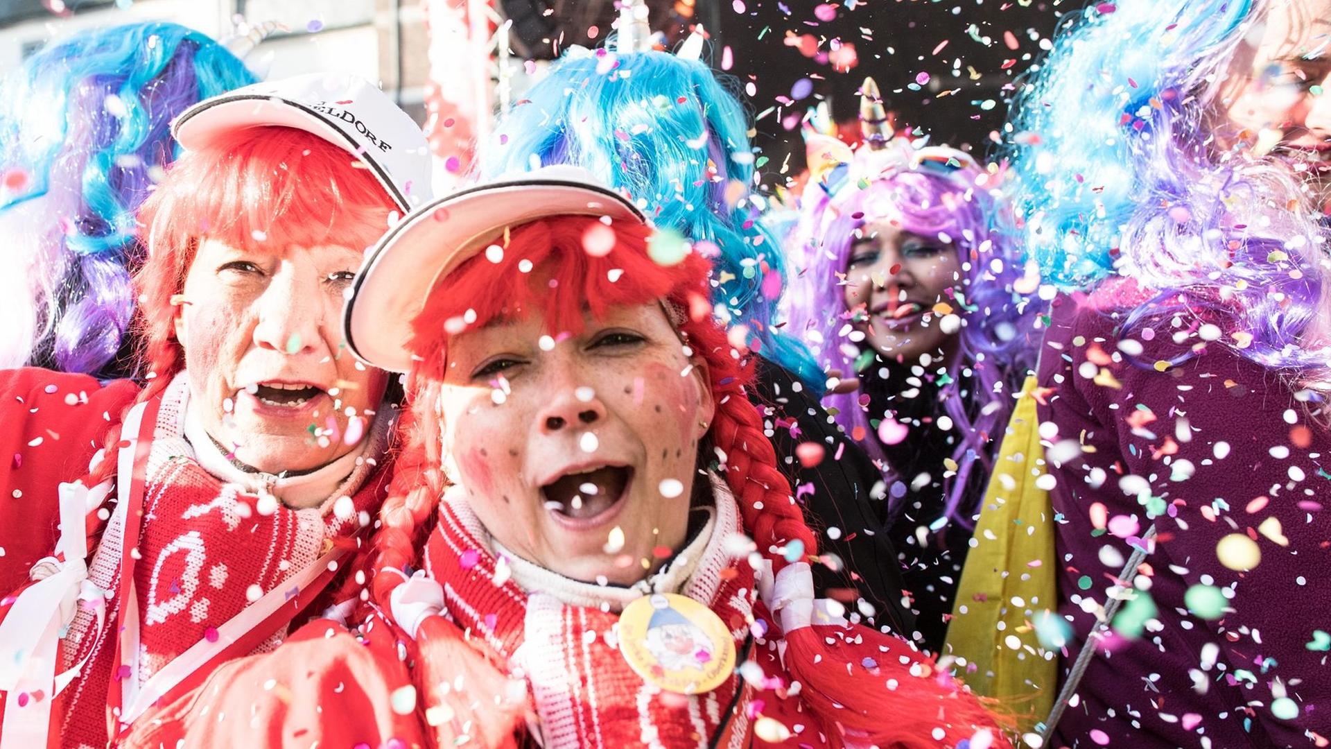 Verkleidete Frauen feiern Weiberfastnacht. Verkleidete Frauen feiern Weiberfastnacht.
