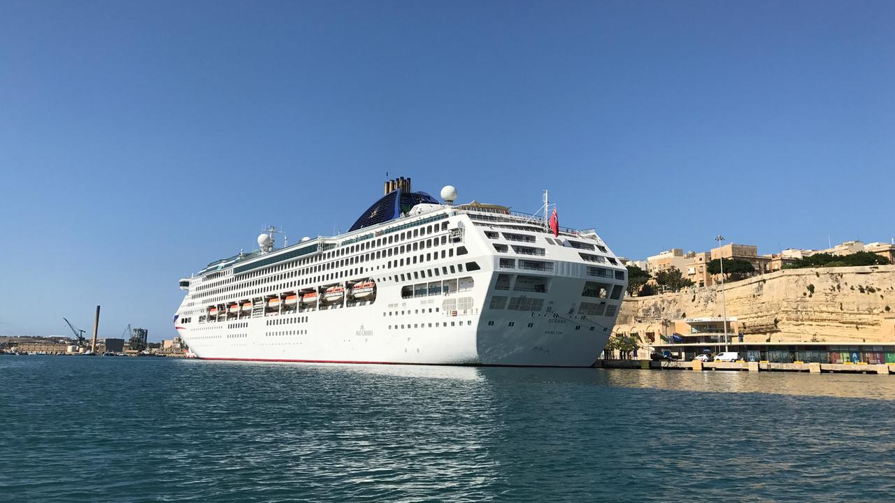 Kreuzfahrtschiff vor Malta