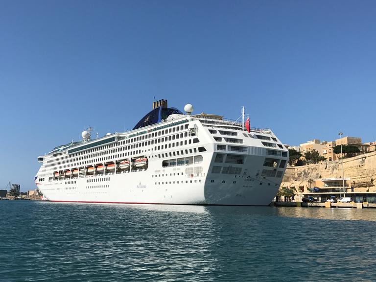 Kreuzfahrtschiff vor Malta