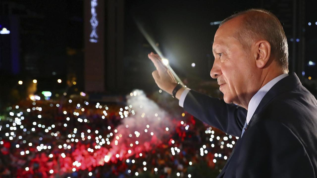 Recep Tayyip Erdogan, Staatspräsident der Türkei, winkt vor der AKP-Parteizentrale seinen Unterstützern.