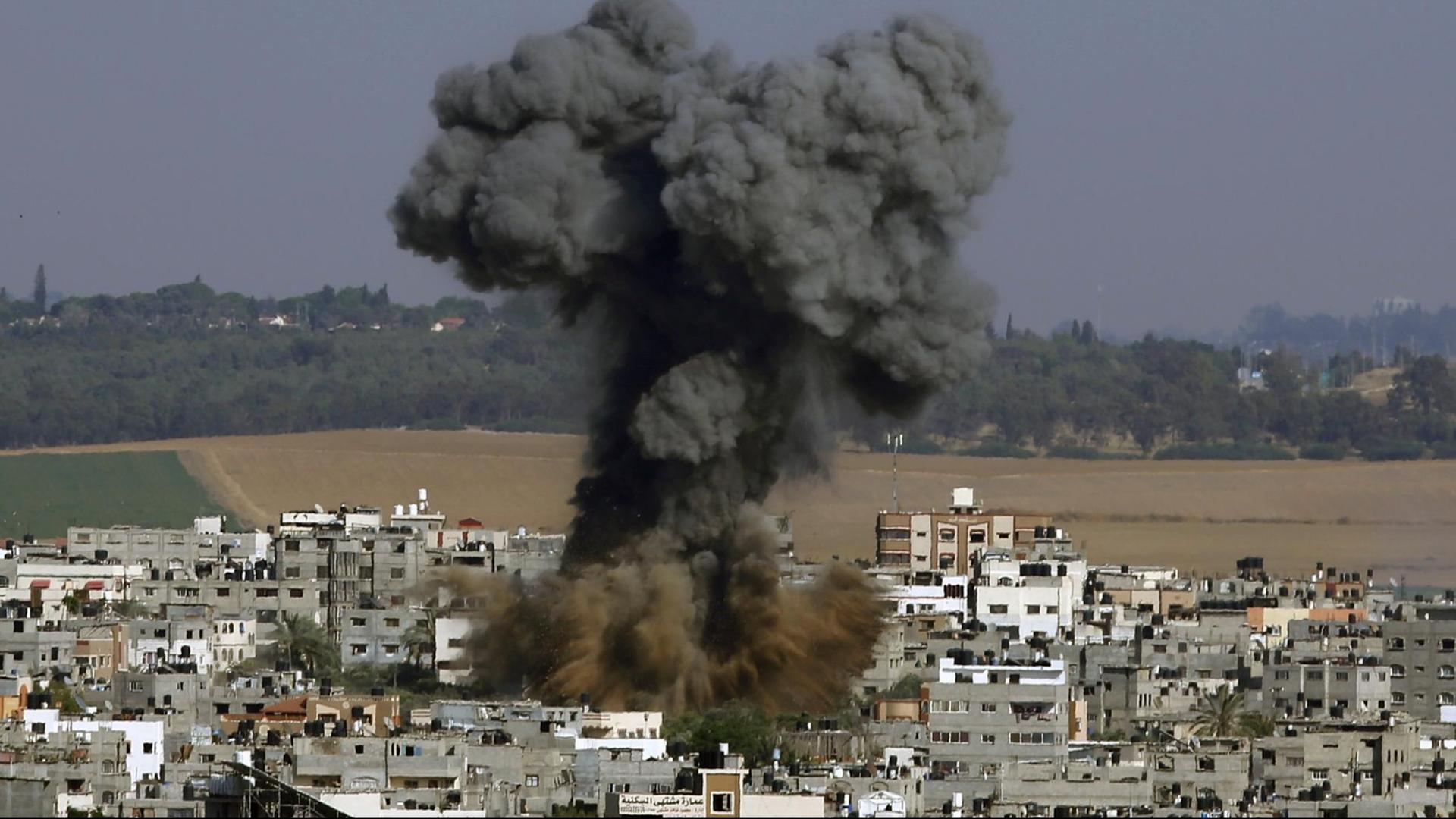 Das Foto zeigt Rauch nach einem Angriff von dem israelischen Militär im Gaza-Streifen. Das Foto zeigt Rauch nach einem Angriff von dem israelischen Militär im Gaza-Streifen.