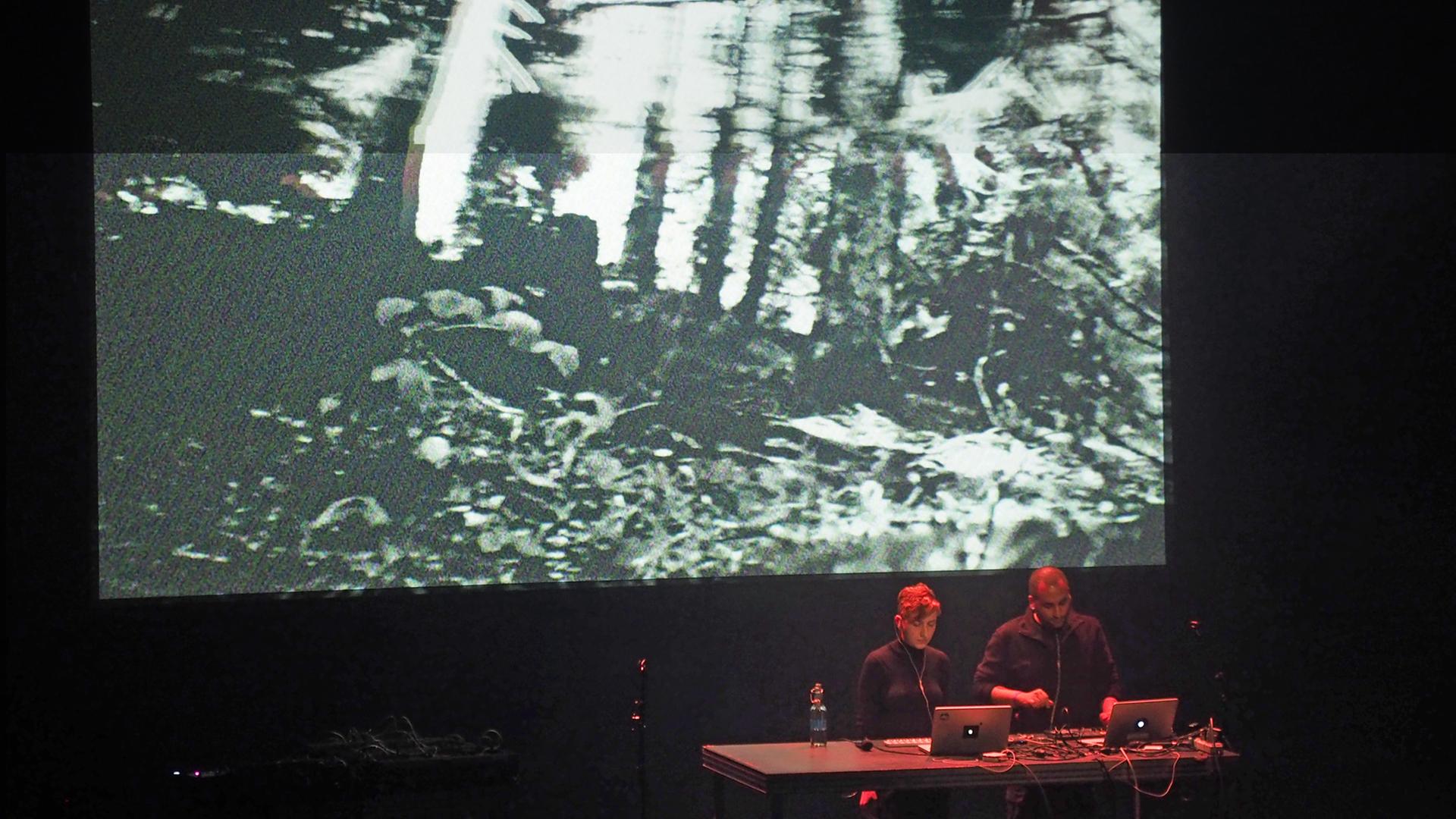 Das Duo NUM beim Konzert im Rahmen des CTM Festivals Berlin Das Duo NUM beim Konzert im Rahmen des CTM Festivals Berlin