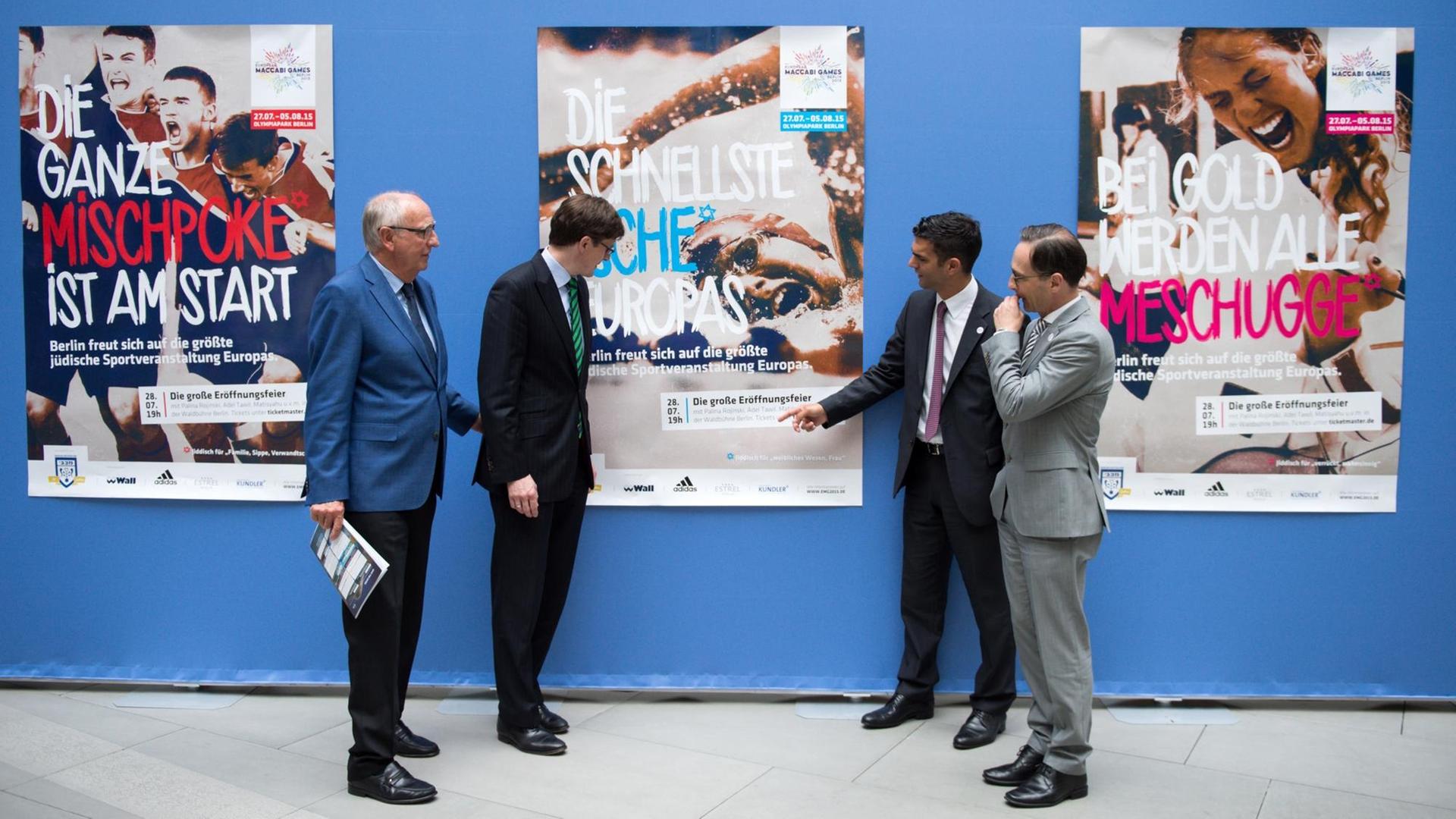 Klaus Böger (l-r), Präsident des Landessportbundes Berlin, Ole Schröder (CDU), Parlamentarischer Staatssekretär im Bundesinnenministerium, Alon Meyer, Präsident Makkabi Deutschland e. V., und Bundesjustizminister Heiko Maas (SPD) stellen am 14.07.2015 bei einer Pressekonferenz in Berlin die Plakatkampagne zu den European Maccabi Games 2015 vor. Klaus Böger (l-r), Präsident des Landessportbundes Berlin, Ole Schröder (CDU), Parlamentarischer Staatssekretär im Bundesinnenministerium, Alon Meyer, Präsident Makkabi Deutschland e. V., und Bundesjustizminister Heiko Maas (SPD) stellen am 14.07.2015 bei einer Pressekonferenz in Berlin die Plakatkampagne zu den European Maccabi Games 2015 vor.