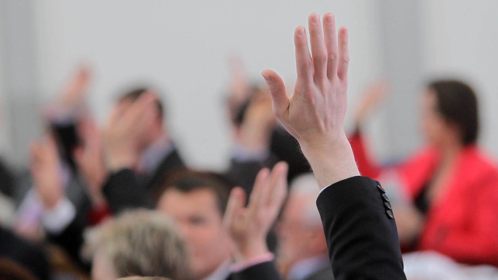 Die rheinland-pfälzischen Abgeordneten stimmen am 27.03.2014 im Landtag in Mainz (Rheinland-Pfalz) mit Handzeichen über das Kommunalwahlgesetz ab. Die rheinland-pfälzischen Abgeordneten stimmen am 27.03.2014 im Landtag in Mainz (Rheinland-Pfalz) mit Handzeichen über das Kommunalwahlgesetz ab.