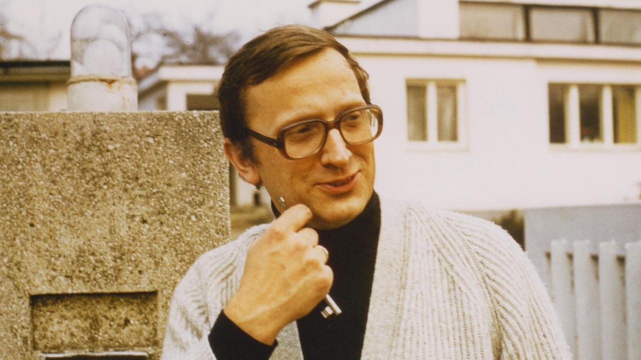 Ein Portrait von Bernd Grönwald vor dem Musterhaus "Am Horn" in Weimar. Ein Portrait von Bernd Grönwald vor dem Musterhaus "Am Horn" in Weimar.