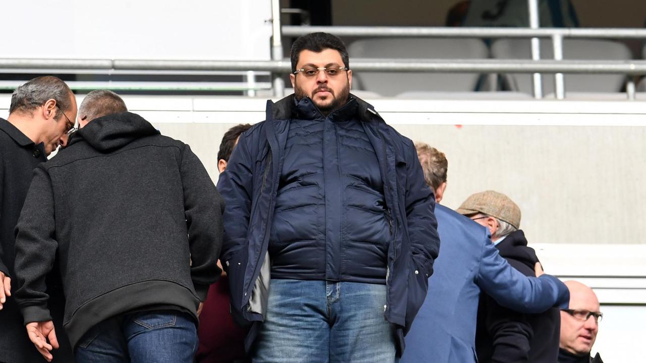 Der jordanische Investor Hasan Ismaik beim Spiel von TSV 1860 München gegen FC St. Pauli. Der jordanische Investor Hasan Ismaik beim Spiel von TSV 1860 München gegen FC St. Pauli.