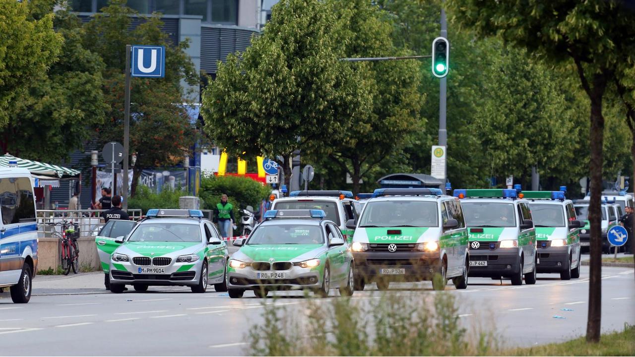 Die Polizei hat nach einer Schießerei am Vortag das Areal um das Olympia-Einkaufszentrum OEZ in München (Bayern) am 23.07.2016 weiträumig abgesperrt. Die Polizei hat nach einer Schießerei am Vortag das Areal um das Olympia-Einkaufszentrum OEZ in München (Bayern) am 23.07.2016 weiträumig abgesperrt.