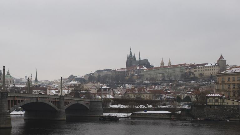 Prag mit Blick auf die Burg und die Mánes-Brücke im Februar 2010. Prag mit Blick auf die Burg und die Mánes-Brücke im Februar 2010.