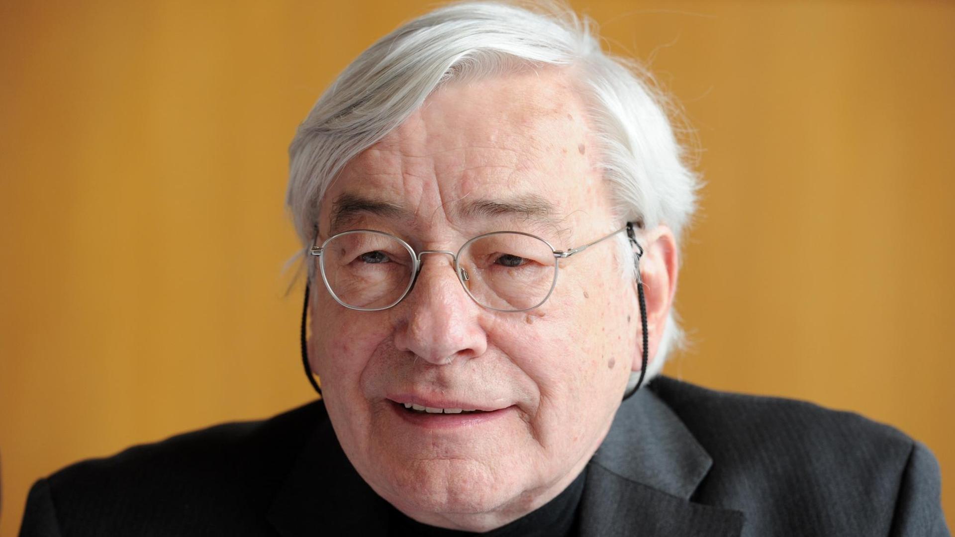 Klaus Zehelein, Porträt, Mann mit grauem Haar, Brille und schwarzem Pullover, lächelnd. Klaus Zehelein, Porträt, Mann mit grauem Haar, Brille und schwarzem Pullover, lächelnd.