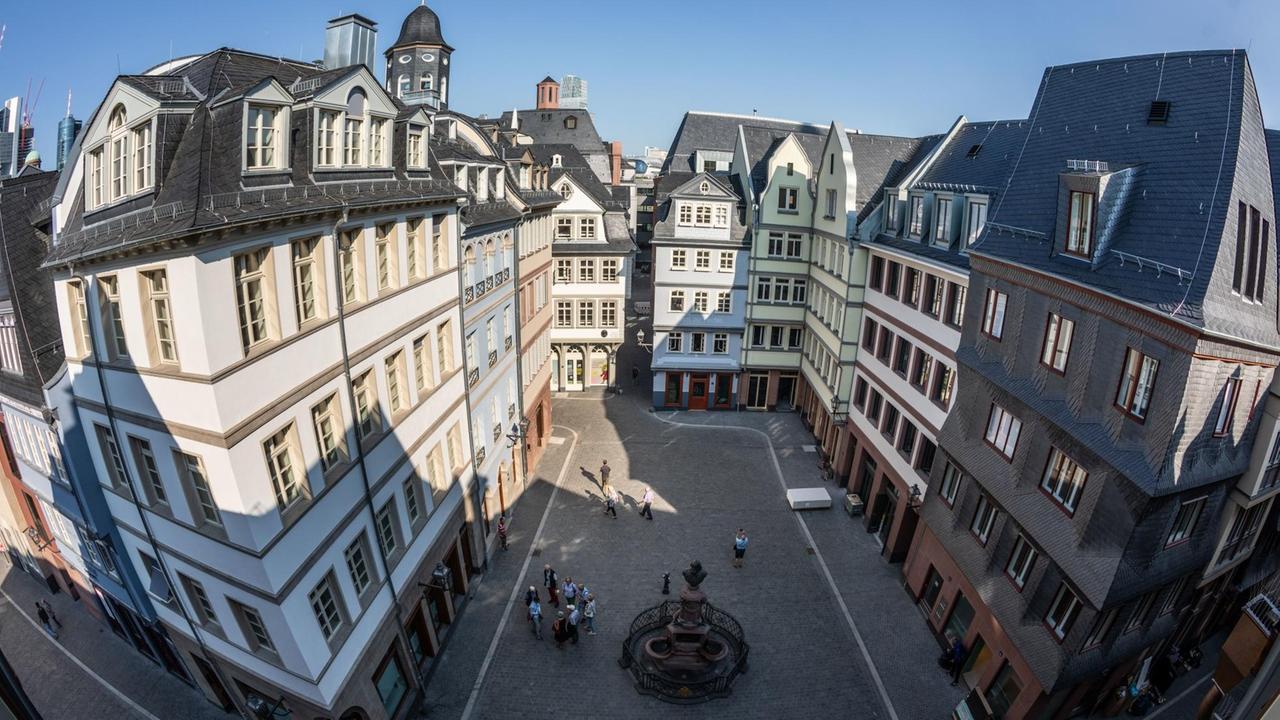 19.09.2018, Hessen, Frankfurt/Main: Von einem Dachfenster ergibt sich ein Blick auf den Hühnermarkt im Herzen der Frankfurter Altstadt. Die Eröffnungsfeier der rekonstruierten Altstadt findet vom 28.09. bis zum 30.09.2018 statt. (zu dpa «Frankfurter Altstadt wird eröffnet - Hunderttausende erwartet» vom 26.09.2018) Foto: Frank Rumpenhorst/dpa | Verwendung weltweit 19.09.2018, Hessen, Frankfurt/Main: Von einem Dachfenster ergibt sich ein Blick auf den Hühnermarkt im Herzen der Frankfurter Altstadt. Die Eröffnungsfeier der rekonstruierten Altstadt findet vom 28.09. bis zum 30.09.2018 statt. (zu dpa «Frankfurter Altstadt wird eröffnet - Hunderttausende erwartet» vom 26.09.2018) Foto: Frank Rumpenhorst/dpa | Verwendung weltweit