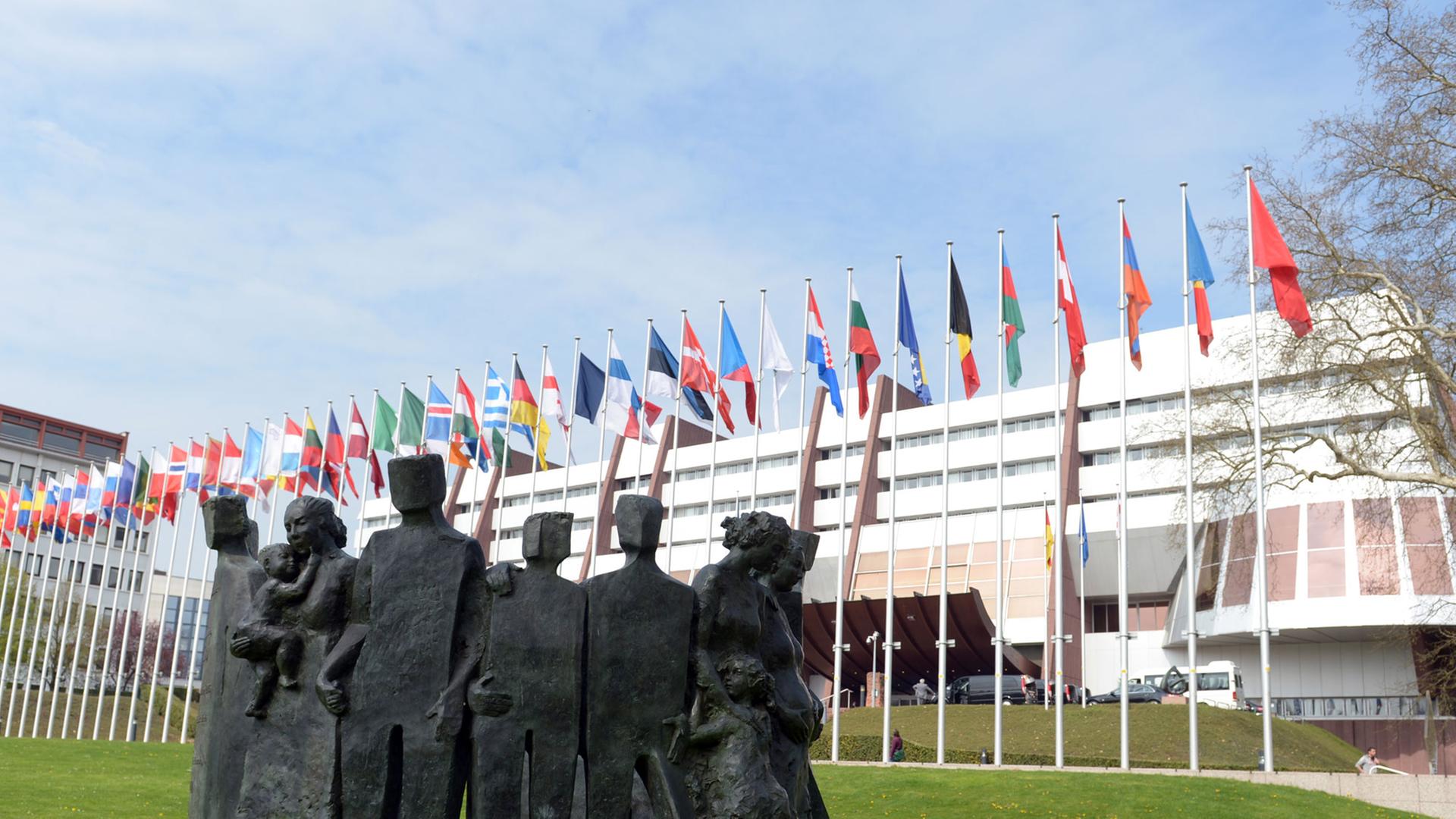 Eine Skulptur steht vor dem Gebäude der Parlamentarischen Versammlung des Europarates im französischen Straßburg. Eine Skulptur steht vor dem Gebäude der Parlamentarischen Versammlung des Europarates im französischen Straßburg.
