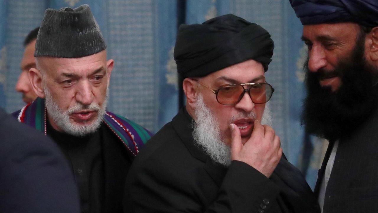 Gespräche des ehemaligen Präsidenten Hamid Karzai (l) mit dem politischen Chef der Taliban Mohammad Abbas Stanikzai in Moskau im Februar 2019.