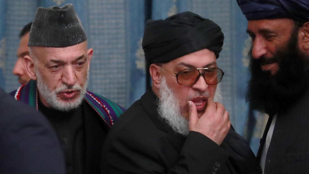 Gespräche des ehemaligen Präsidenten Hamid Karzai (l) mit dem politischen Chef der Taliban Mohammad Abbas Stanikzai in Moskau im Februar 2019. Gespräche des ehemaligen Präsidenten Hamid Karzai (l) mit dem politischen Chef der Taliban Mohammad Abbas Stanikzai in Moskau im Februar 2019.