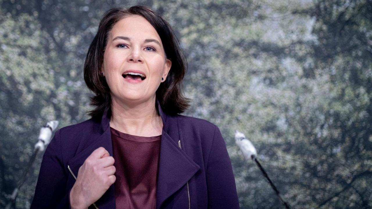 Die Bundesvorsitzende der Grünen und Kanzlerkandidatin ihrer Partei, Annalena Baerbock, bei der digitalen Landesdelegiertenkonferenz der Grünen in Brandenburg Die Bundesvorsitzende der Grünen und Kanzlerkandidatin ihrer Partei, Annalena Baerbock, bei der digitalen Landesdelegiertenkonferenz der Grünen in Brandenburg