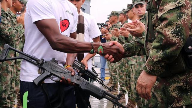 Mitglieder der kolumbianischen ELN händigen ihre Waffen aus.
