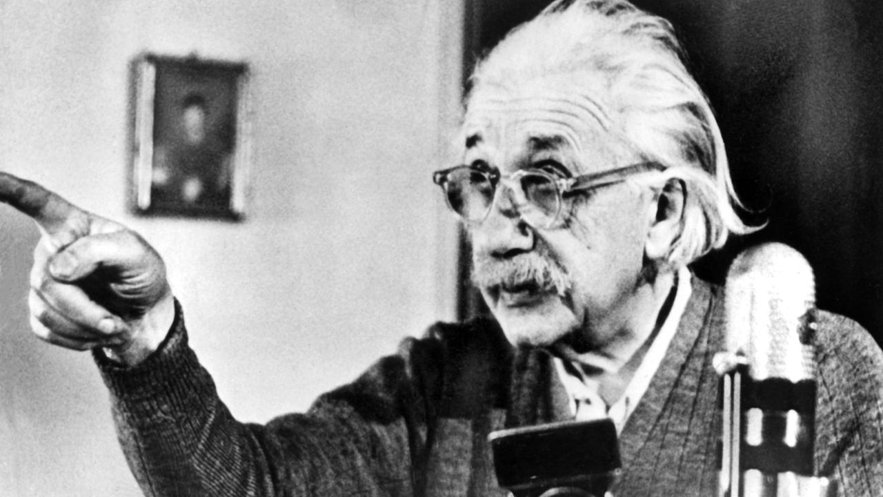 Albert Einstein spricht in einer berühmten Rede im Februar 1950 zur Frage des Atom-Wettrüstens. Albert Einstein spricht in einer berühmten Rede im Februar 1950 zur Frage des Atom-Wettrüstens.