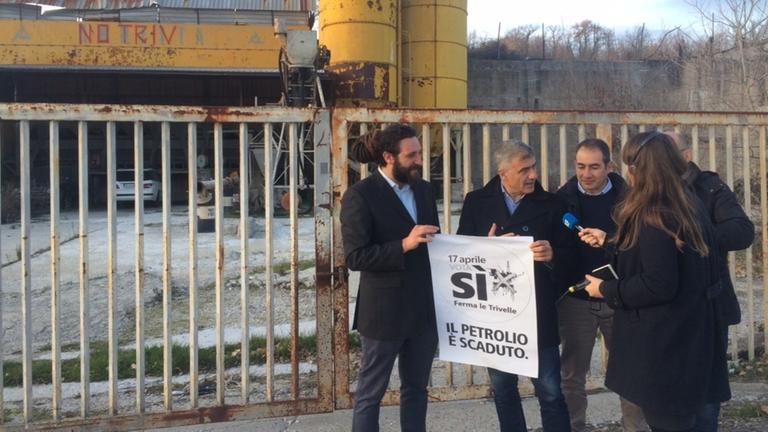 Die Aktivisten von "No Triv" zeigen dem Politiker der italienischen Grünen Alfonso Pecaro Scanio, wo bald Öl gefördert werden soll. Die Aktivisten von "No Triv" zeigen dem Politiker der italienischen Grünen Alfonso Pecaro Scanio, wo bald Öl gefördert werden soll.