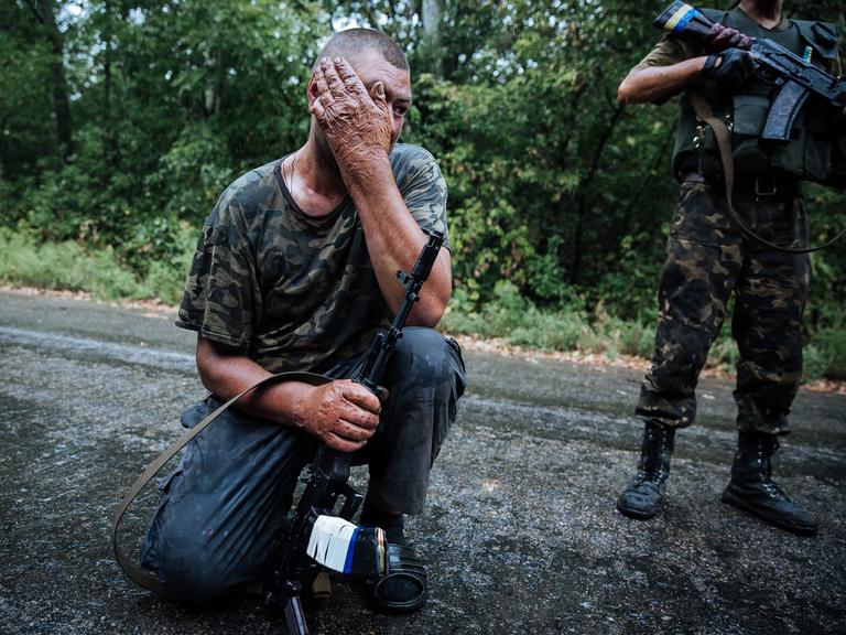Ein ukrainischer Soldat ruht sich während einer Patrouille im Grenzgebiet aus.