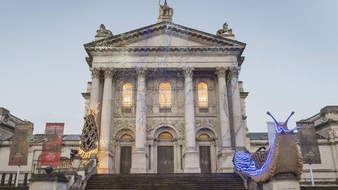 Das Kunstmuseum Tate Britain in London am 30. November 2018 – die Fassade wurde von der Künstlerin Monster Chetwynd für die Schau "Tate Britain Winter Commission" gestaltet.