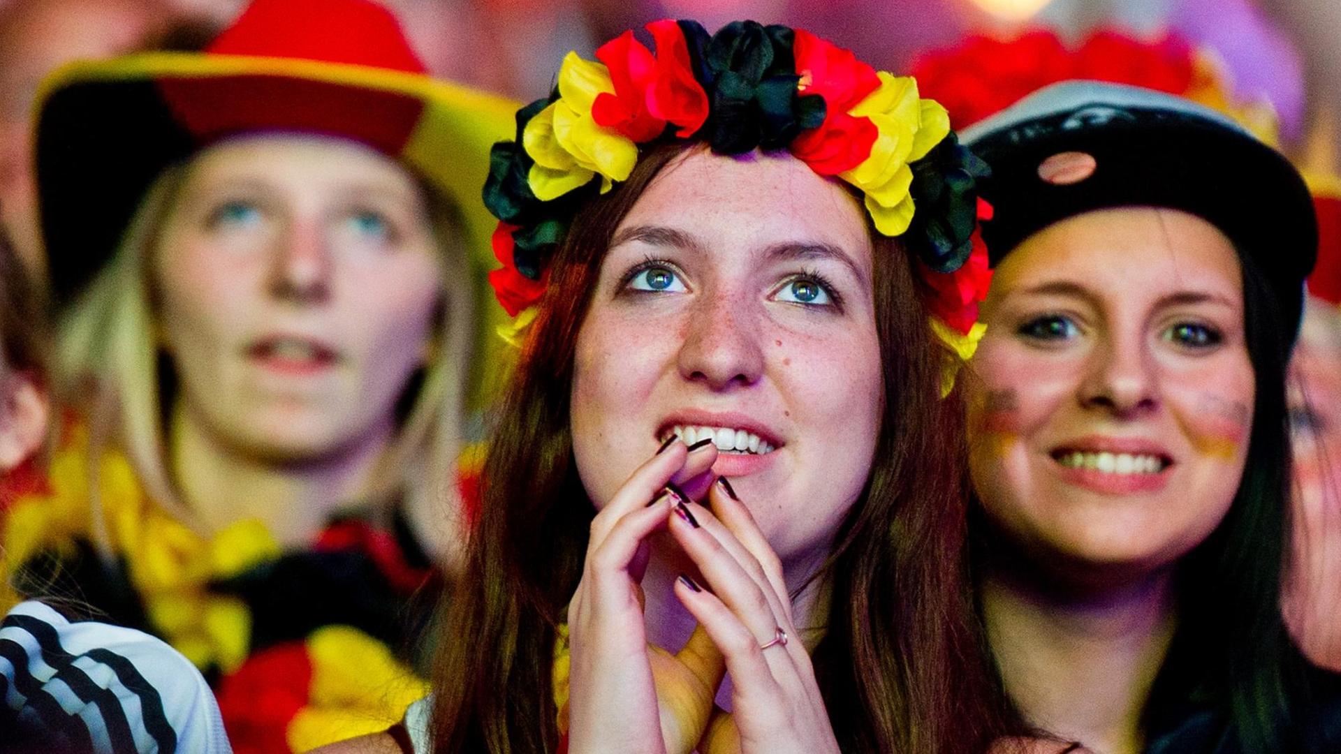 Weibliche Deutschland-Fans verfolgen beim "Public Viewing" am Brandenburger Tor das WM-Halbfinalfußballspiel Deutschland - Brasilien.
