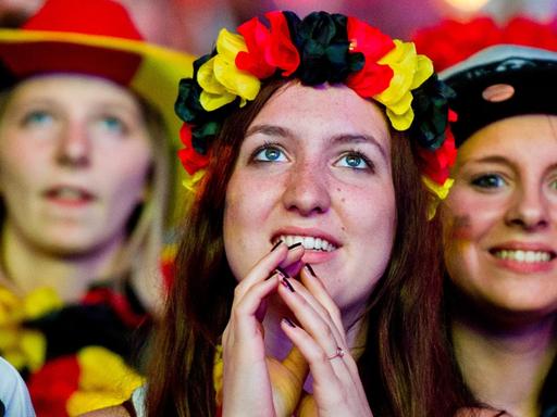Weibliche Deutschland-Fans verfolgen beim "Public Viewing" am Brandenburger Tor das WM-Halbfinalfußballspiel Deutschland - Brasilien.