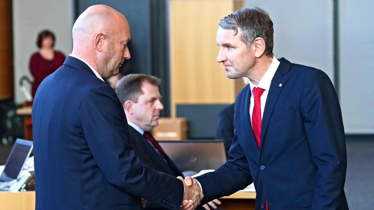 Björn Höcke (AfD) gratuliert dem neuen thüringischen Ministerpräsidenten Thomas Kemmerich (FDP). Björn Höcke (AfD) gratuliert dem neuen thüringischen Ministerpräsidenten Thomas Kemmerich (FDP).