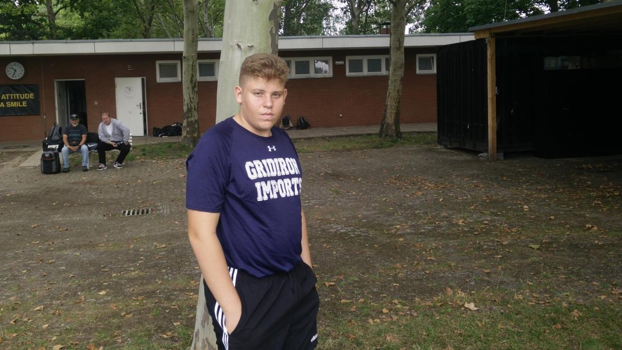 Der junge Footballspieler Leo Goldmann steht an einem Baum. Der junge Footballspieler Leo Goldmann steht an einem Baum.