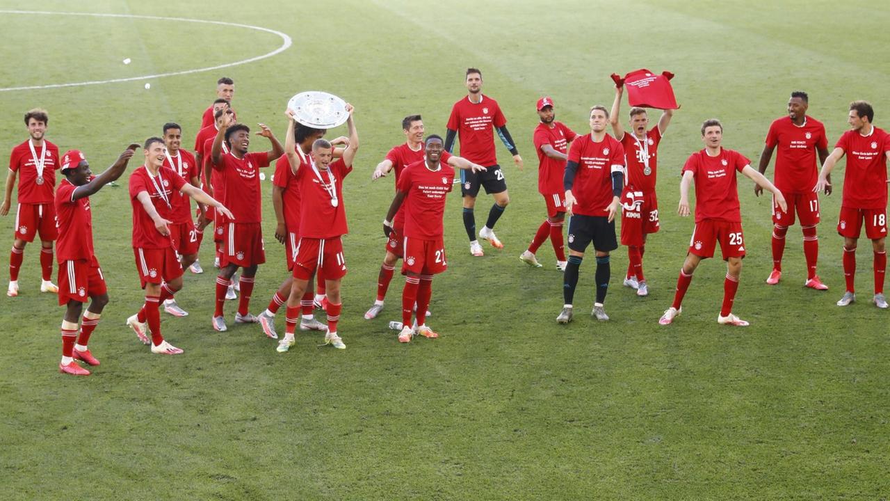 Die Spieler vom FC Bayern haben sich sehr über die Meisterschaft gefreut. 