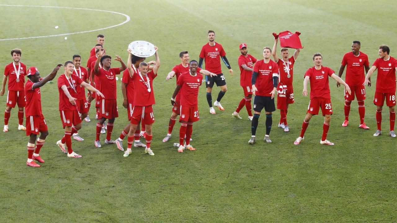Die Spieler vom FC Bayern haben sich sehr über die Meisterschaft gefreut. Die Spieler vom FC Bayern haben sich sehr über die Meisterschaft gefreut.