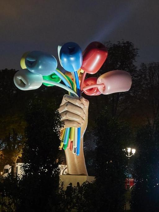 "Nuit Blanche" 2020 In Paris: Jeff Koons Skulptur erinnert an die Opfer des Bataclan Anschlags von 2015.