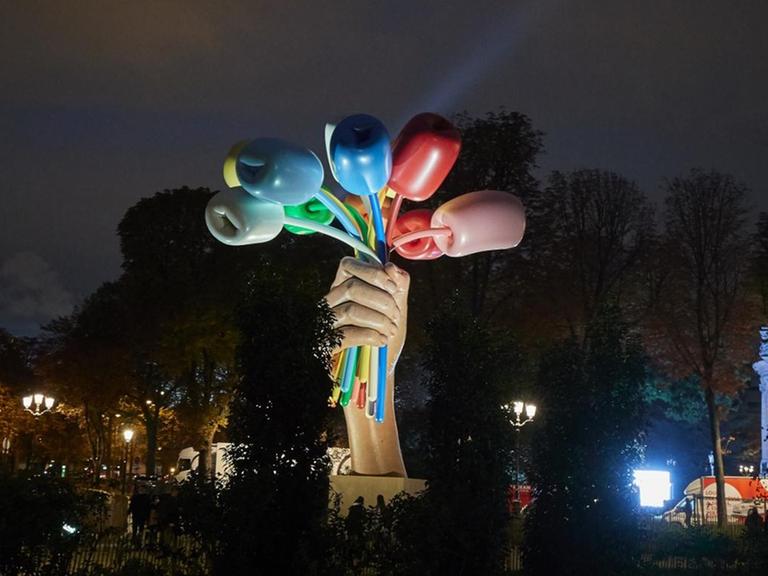 "Nuit Blanche" 2020 In Paris: Jeff Koons Skulptur erinnert an die Opfer des Bataclan Anschlags von 2015.