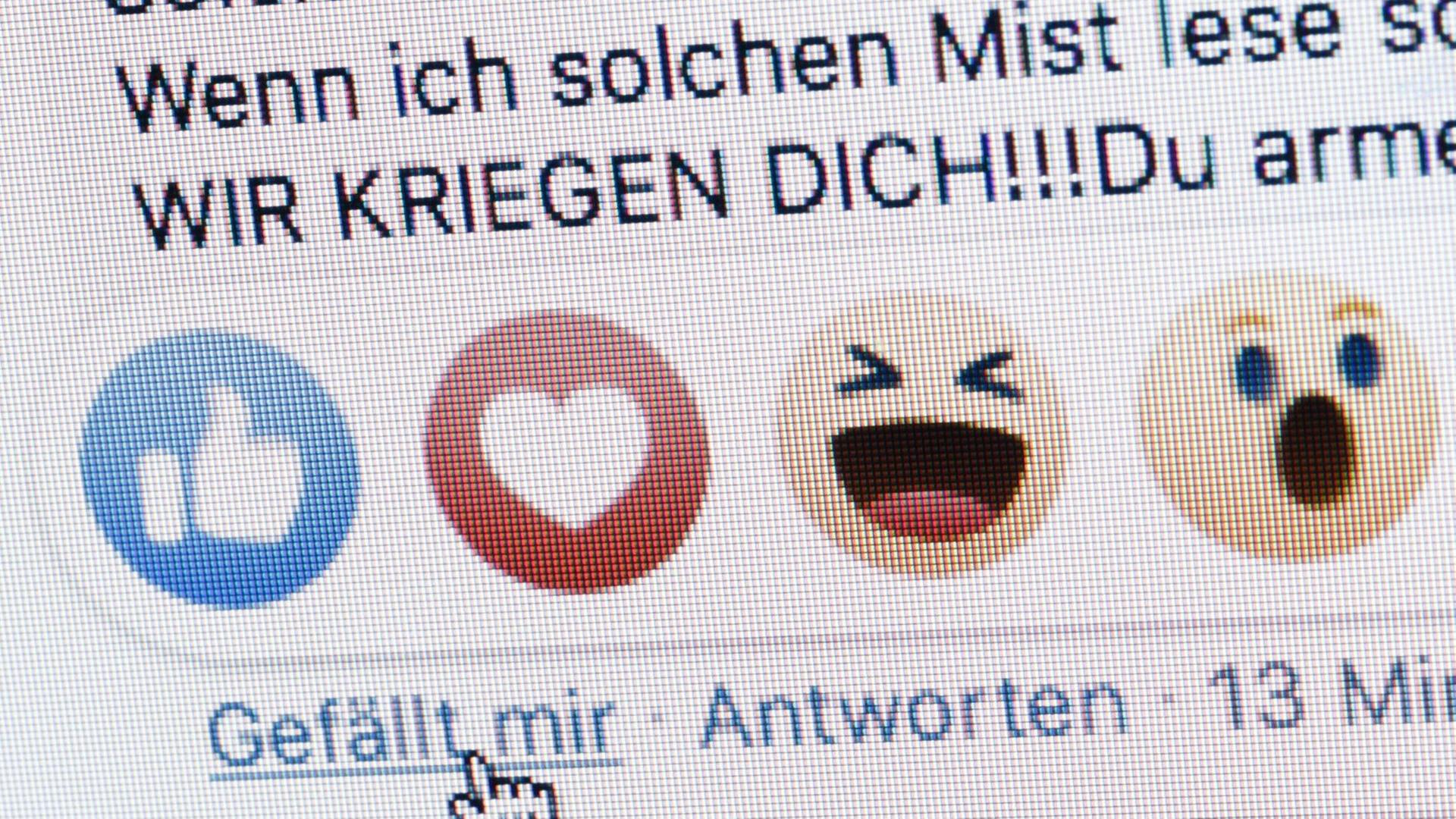 Symbolfoto: Neben dem Gefällt mir Button von Facebook sind die Worte "Wir kriegen dich" zu sehen. Symbolfoto: Neben dem Gefällt mir Button von Facebook sind die Worte "Wir kriegen dich" zu sehen.