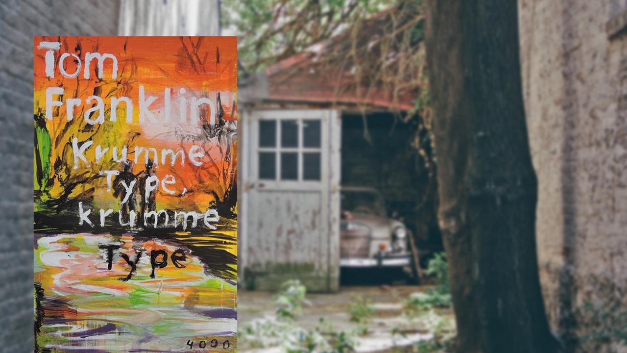 Cover von Tom Franklins Krimi "Krumme Type, krumme Type", im Hintergrund ist eine verfallene Garage mit einem alten Auto zu sehen.
