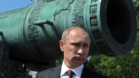 Der russische Präsident Wladimir Putin vor der sechs Meter langen Zar-Kanone im Kreml in Moskau.