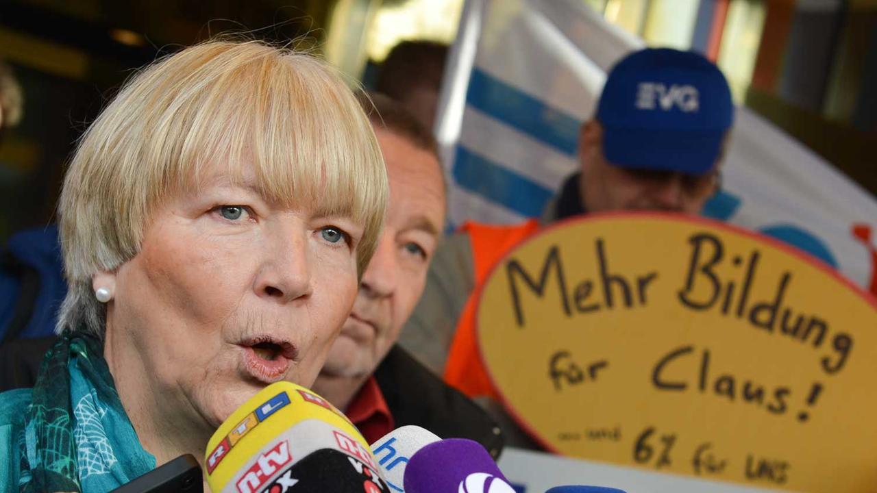 Regina Rusch-Ziemba, Verhandlungsführerin der Eisenbahn- und Verkehrsgewerkschaft EVG, äußert sich am 21.11.2014 nach einer Verhandlungsrunde mit der Deutschen Bahn AG (DB) in Frankfurt am Main (Hessen) vor Journalisten. Regina Rusch-Ziemba, Verhandlungsführerin der Eisenbahn- und Verkehrsgewerkschaft EVG, äußert sich am 21.11.2014 nach einer Verhandlungsrunde mit der Deutschen Bahn AG (DB) in Frankfurt am Main (Hessen) vor Journalisten.