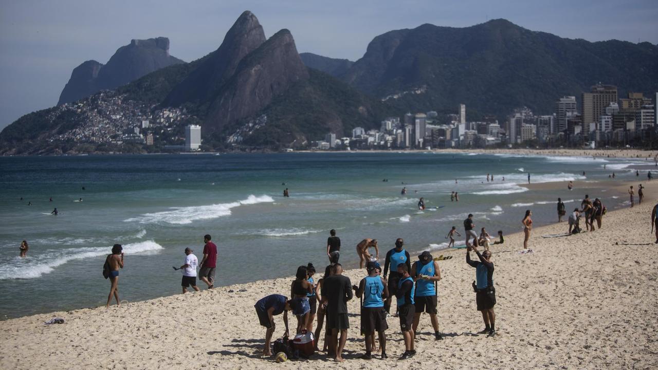 Aufnahme des Arpoador Strandes, an dem zahlreiche Menschen sonnenbaden und schwimmen. Aufnahme des Arpoador Strandes, an dem zahlreiche Menschen sonnenbaden und schwimmen.