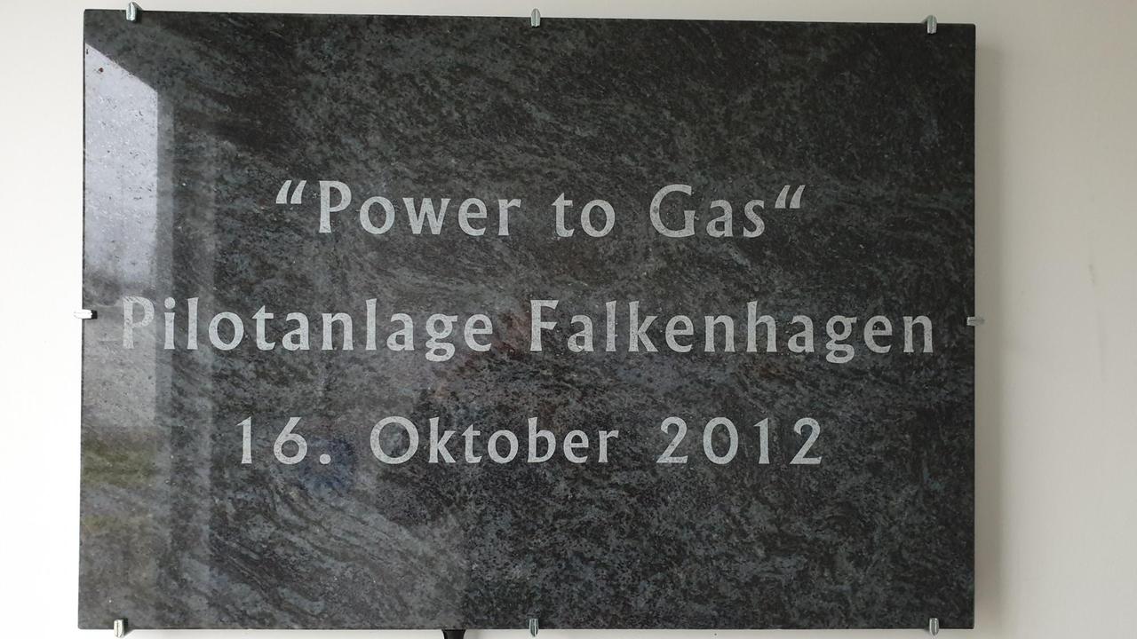 Die Wasserstoffproduktion mittels Elektrolyse begann 2012 - Gedenktafel mit der Inschrift:
"Power to Gas"
Pilotanlage Falkenhagen
16. Oktober 2012