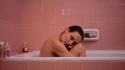 Filmstill aus dem neuen französischem Film "Einsam, Zweisam". Die Hauptdarstellerin Mélanie (Ana Girardot) sitzt alleine in der Badewanne.