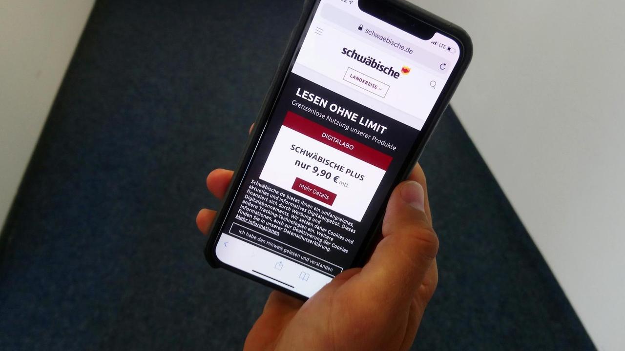 Eine Hand hält ein Smartphone, auf dessen Bildschirm das Plus-Abo der Schwäbischen Zeitung zu sehen ist. Eine Hand hält ein Smartphone, auf dessen Bildschirm das Plus-Abo der Schwäbischen Zeitung zu sehen ist.