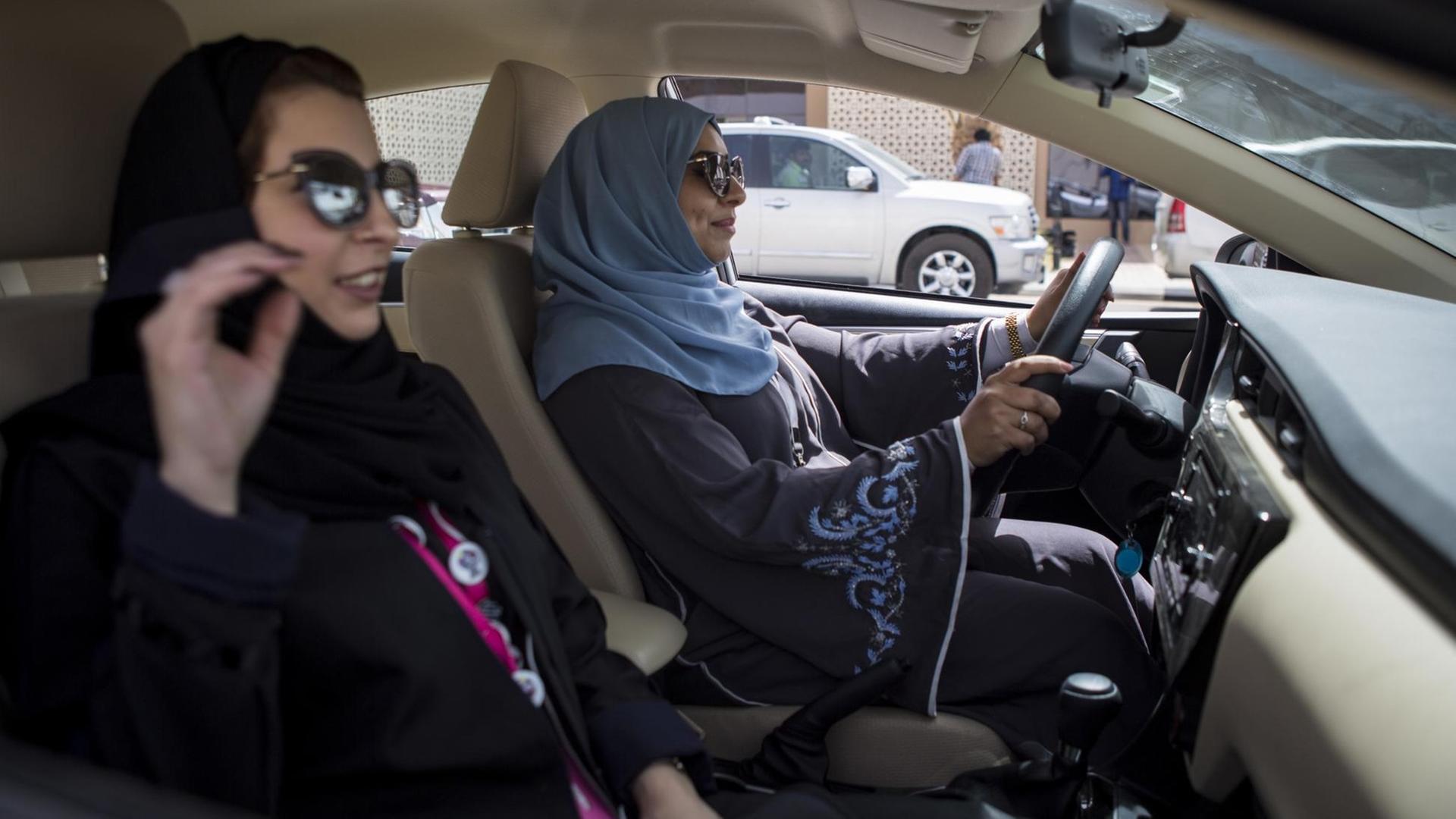 Eine saudische Frau fährt mit ihrem Auto in Riad. Erstmals in der Geschichte Saudi-Arabiens dürfen Frauen in dem islamisch-konservativen Königreich ans Steuer.