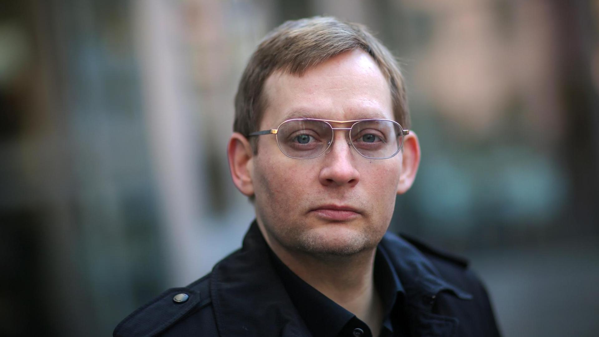 Porträt von Clemens Meyer in einer dunklen Jacke. Porträt von Clemens Meyer in einer dunklen Jacke.