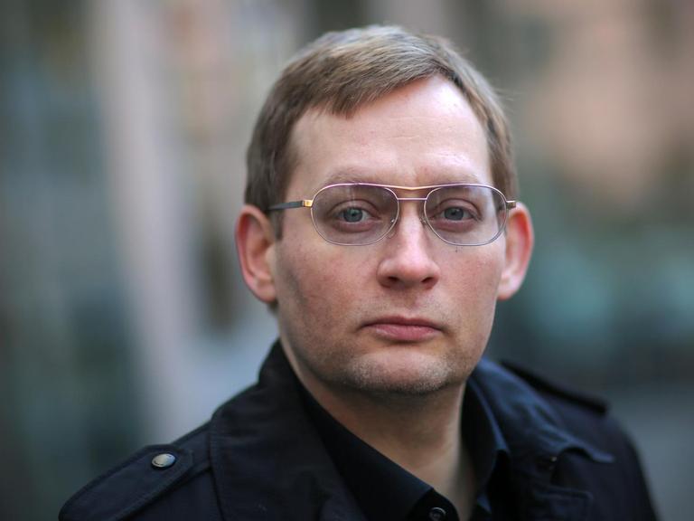 Porträt von Clemens Meyer in einer dunklen Jacke.