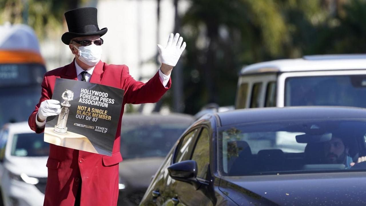 Golden Globes: Der Schauspieler Gregg Donovan protestiert mit einem Plakat dagegen, dass kein einziges Mitglied der Hollywood Foreign Press Association (HFPA) schwarz ist. Golden Globes: Der Schauspieler Gregg Donovan protestiert mit einem Plakat dagegen, dass kein einziges Mitglied der Hollywood Foreign Press Association (HFPA) schwarz ist.