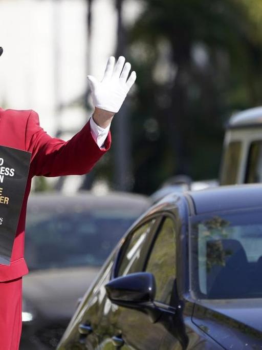Golden Globes: Der Schauspieler Gregg Donovan protestiert mit einem Plakat dagegen, dass kein einziges Mitglied der Hollywood Foreign Press Association (HFPA) schwarz ist.