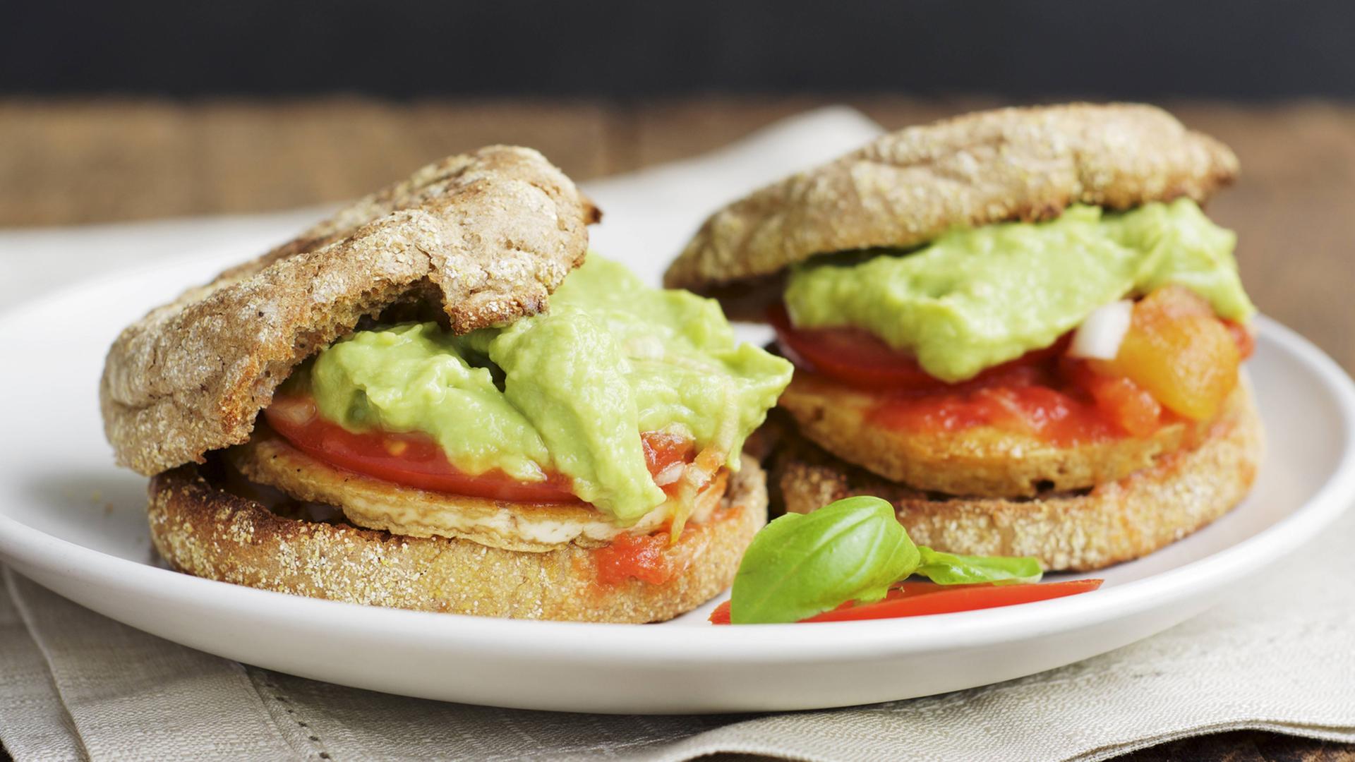 Ein veganer Burger, unter anderem mit Tofu und Guacamole Ein veganer Burger, unter anderem mit Tofu und Guacamole