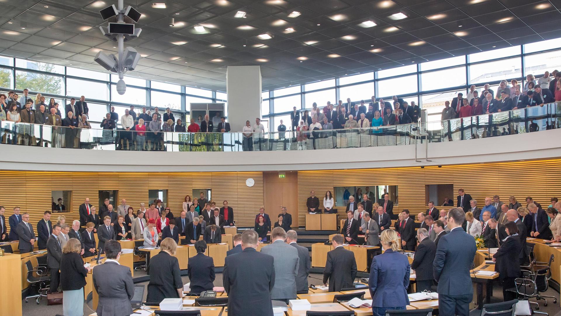 Im Beisein von Angehörigen der Opfer und Diplomaten ihrer Herkunftsländer Griechenland und Türkei gedenken Abgeordnete des Thüringer Landtages der Ermordeten der NSU und der bei den Anschlägen Verletzten. Im Beisein von Angehörigen der Opfer und Diplomaten ihrer Herkunftsländer Griechenland und Türkei gedenken Abgeordnete des Thüringer Landtages der Ermordeten der NSU und der bei den Anschlägen Verletzten.