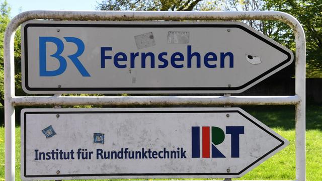 Ein Hinweisschild zum BR Fernsehen und Institut für Rundfunktechnik ist am 06.05.2017 in München (Bayern) zu sehen. Foto: Felix Hörhager/dpa | Verwendung weltweit