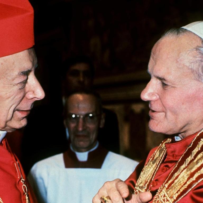 Papst Johannes Paul II. im Gespräch mit dem Primas von Polen, Kardinal Stefan Wyszynski, am Abend seiner Wahl am 16.10.1978 in Rom. Der Pole Karol Wojtyla wurde am 16.10.1978 als erster Nichtitaliener seit 1522 zum Papst gewählt. Er trat sechs Tage später sein Amt an. |