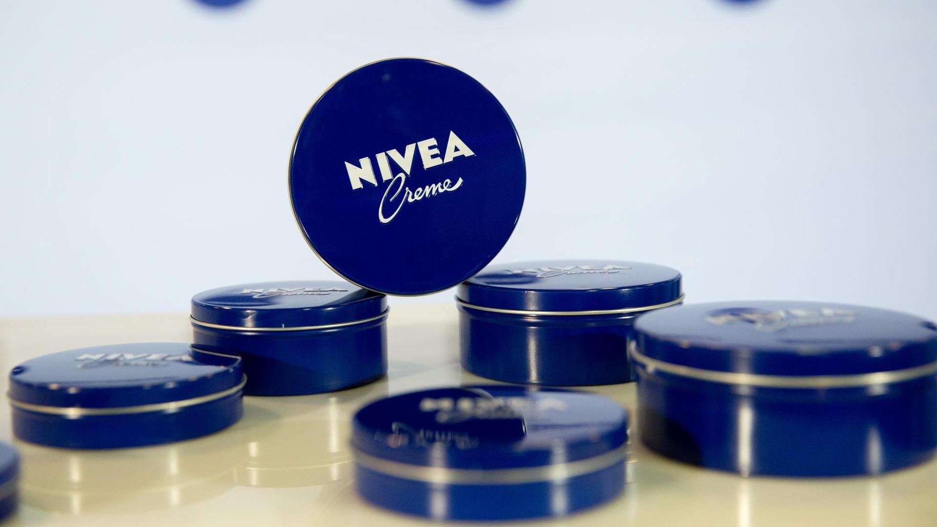 Streit um das "Nivea"-Blau: Darf ein Unternehmen wie Beiersdorf eine Farbe schützen lassen? Streit um das "Nivea"-Blau: Darf ein Unternehmen wie Beiersdorf eine Farbe schützen lassen?